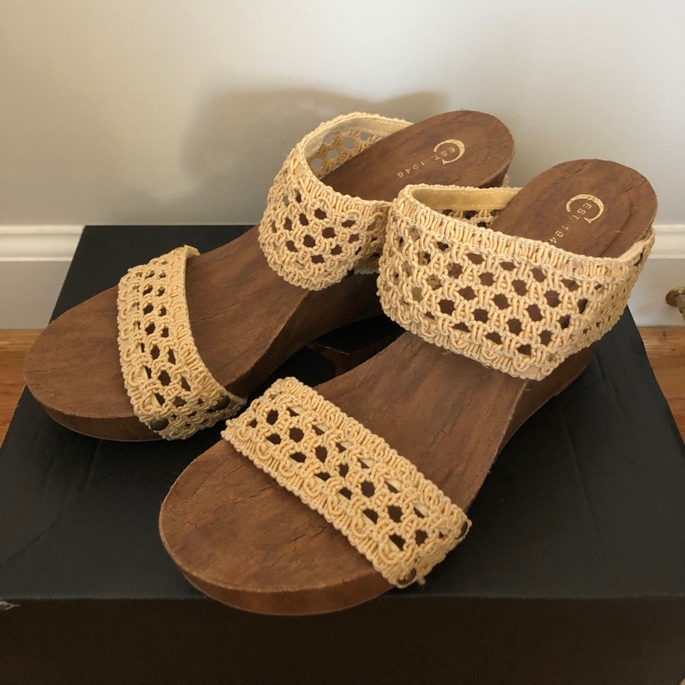 Women’s Wood finished open-toes wedge sandals
